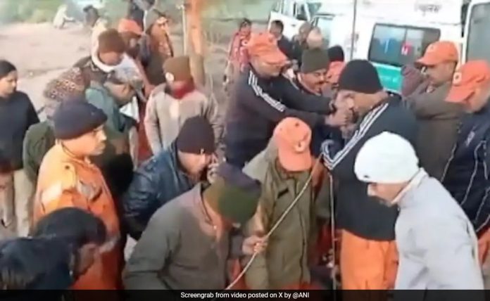 राजस्थानच्या दौसामध्ये ५ वर्षांचा मुलगा बोअरवेलमध्ये पडला, बचावकार्य सुरू