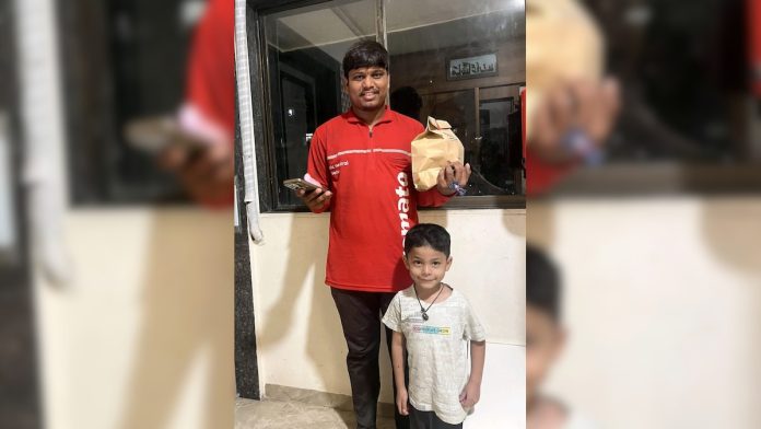 झोमाटो एजंट त्याच्या मुलाला घराच्या प्रसूतीसाठी घेऊन जातो, खरे कारण म्हणजे …