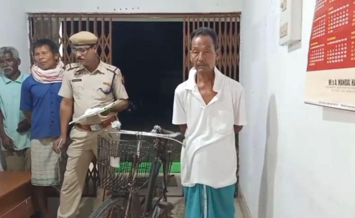 आसामच्या माणसाची पत्नी, तिच्या डोक्यावर असलेल्या डोक्यावर पोलिस स्टेशनला चक्र
