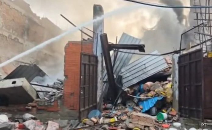कारखान्यात आग लागल्यानंतर इमारत कोसळते दिल्लीत स्फोट होतो