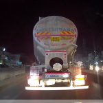 पुणे–सोलापूर महामार्गावर मृत्यूचा खेळ! बल्कर ट्रक चालकाचा थरार