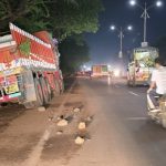 पुणे–सोलापूर महामार्गावर दगड-धोंड्यांचा धोका; अपघातास निमंत्रण, नागरिकांचा संताप