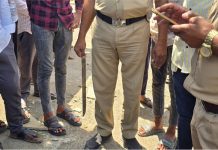 भरदिवसा उरुळी कांचनमध्ये दहशत! धारदार हत्यार घेऊन रस्त्यावर उच्छाद