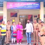 रिक्षाचालकाच्या प्रामाणिकपणामुळे ६० हजारांचा मोबाईल मालकिणीला परत!