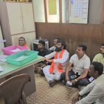 उरुळी कांचन महावितरण कार्यालयात शिवसेना (उ बा ठा) पक्षाचे ठिय्या आंदोलन, ‘स्मार्ट मीटरची सक्ती नको; गोरगरीब व शेतकरी वर्गावर अन्याय झाल्यास रस्त्यावर उतरू’ – स्वप्नील कुंजीर पाटील