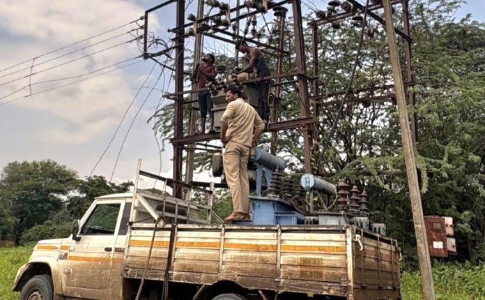 पेरणेत दीड महिन्यांपासून बंद असलेले वीज रोहीत्र (डिपी) ४८ तासात बसवले!