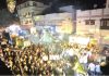 उरुळी कांचनमध्ये गणरायाचे जल्लोषात आगमन; केरळचे पारंपरिक चेंडा वाद्य, ढोल-ताशांचा गजर अन् २५ डीजेंच्या दणदणाटात आश्रम रोडवर हजारो भक्तांची गर्दी!