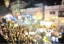 उरुळी कांचनमध्ये गणरायाचे जल्लोषात आगमन; केरळचे पारंपरिक चेंडा वाद्य, ढोल-ताशांचा गजर अन् २५ डीजेंच्या दणदणाटात आश्रम रोडवर हजारो भक्तांची गर्दी!