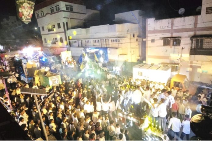 उरुळी कांचनमध्ये गणरायाचे जल्लोषात आगमन; केरळचे पारंपरिक चेंडा वाद्य, ढोल-ताशांचा गजर अन् २५ डीजेंच्या दणदणाटात आश्रम रोडवर हजारो भक्तांची गर्दी!